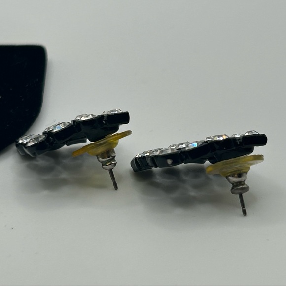 Elegant Black and Silver Tone 'Costume Jewelry' Ring SZ. 8 & 2 Sets of earrings - Picture 4 of 16